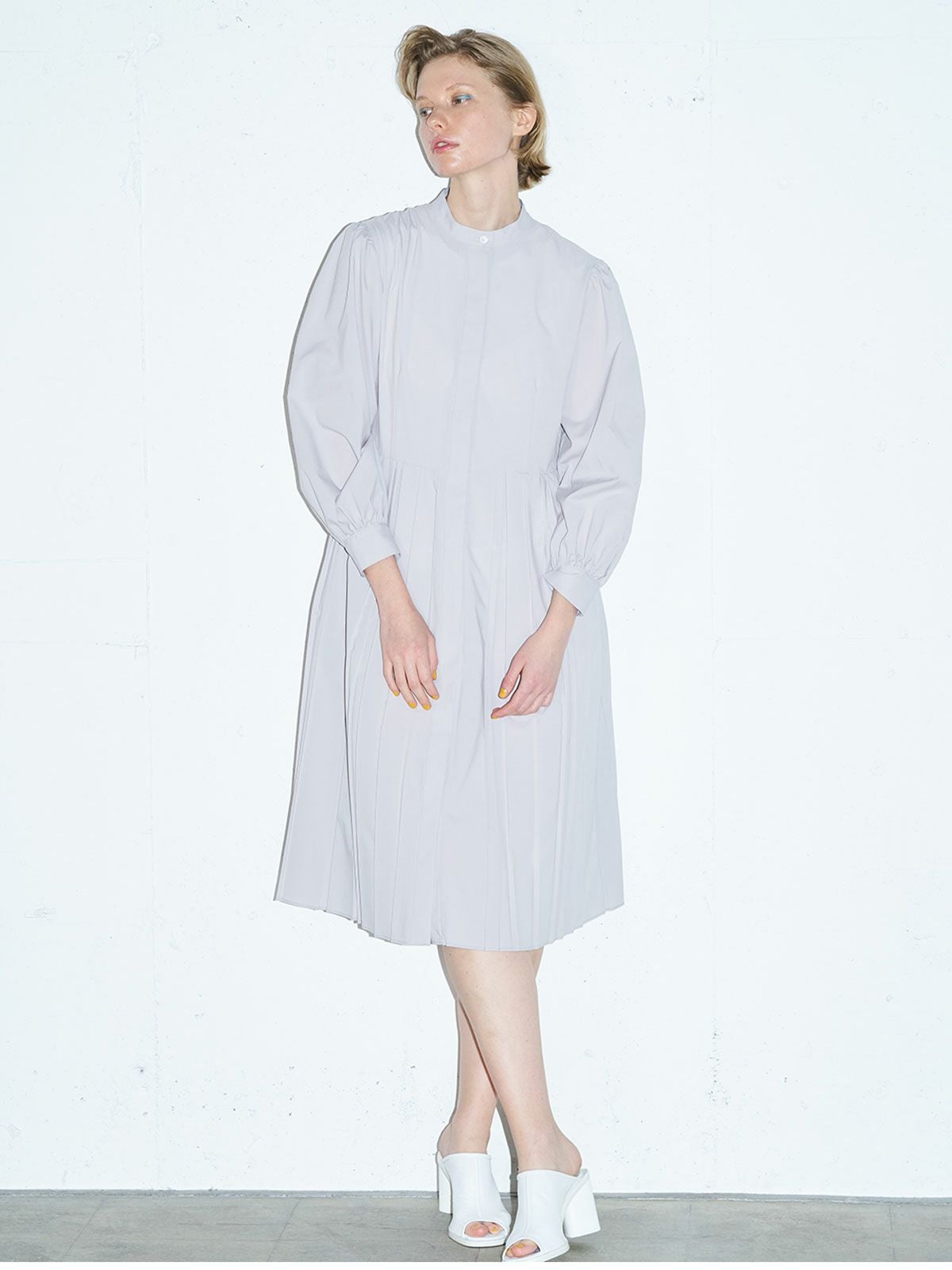 MIDIUMISOLID for Ladies スタンドカラープリーツワンピース【3-1252/3
