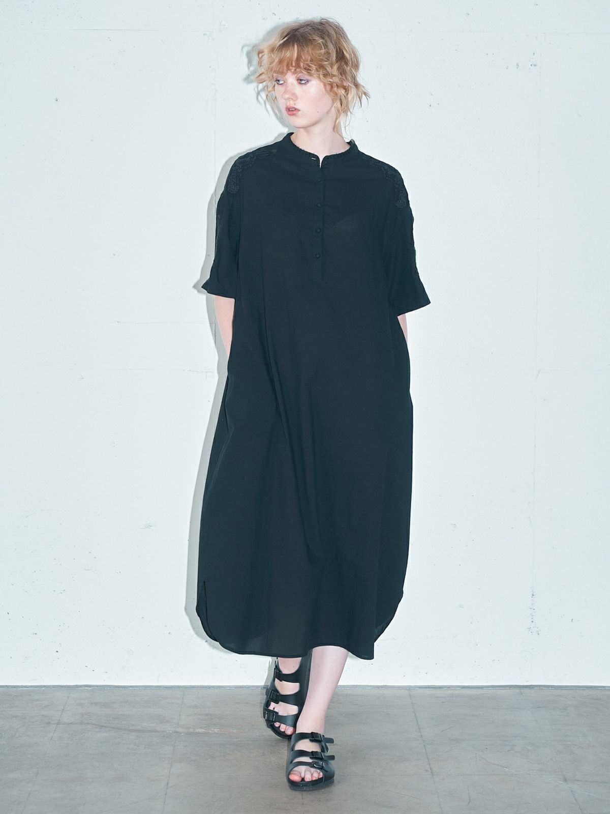 MIDIUMISOLID for Ladies 刺繍スタンドカラーワンピース[A]｜ MARcourt