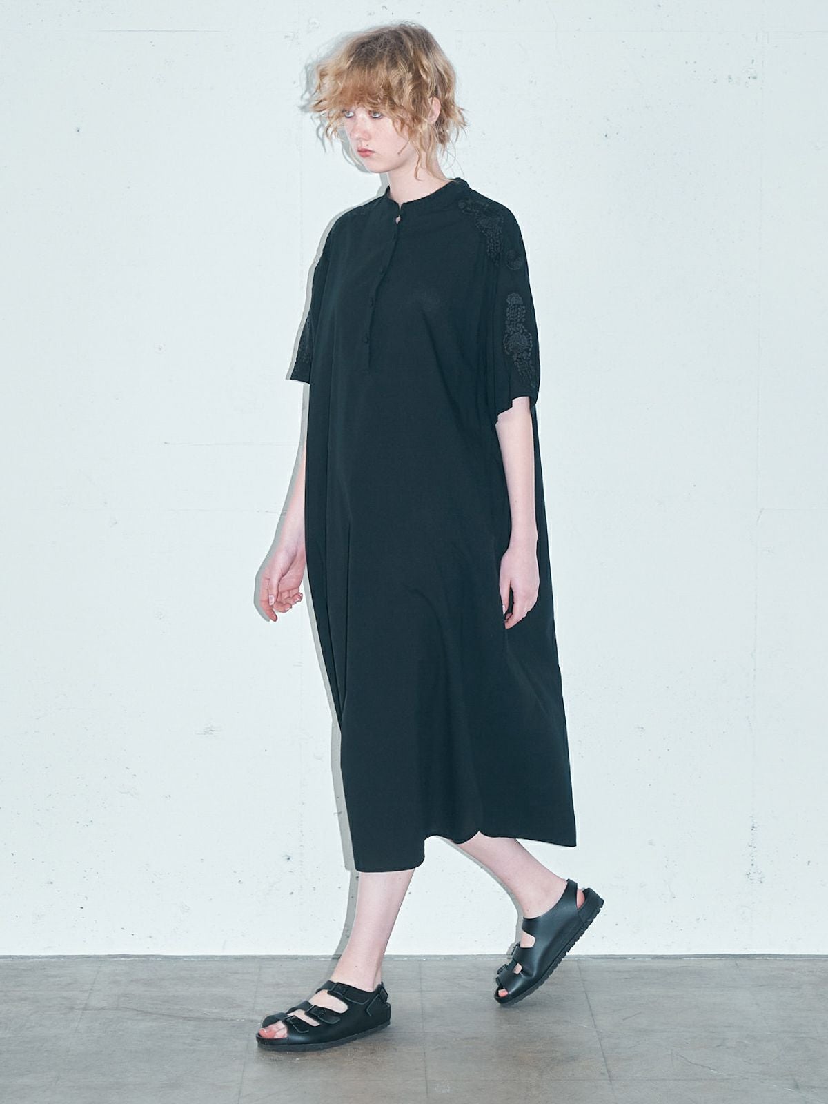 MIDIUMISOLID for Ladies 刺繍スタンドカラーワンピース[A]｜ MARcourt