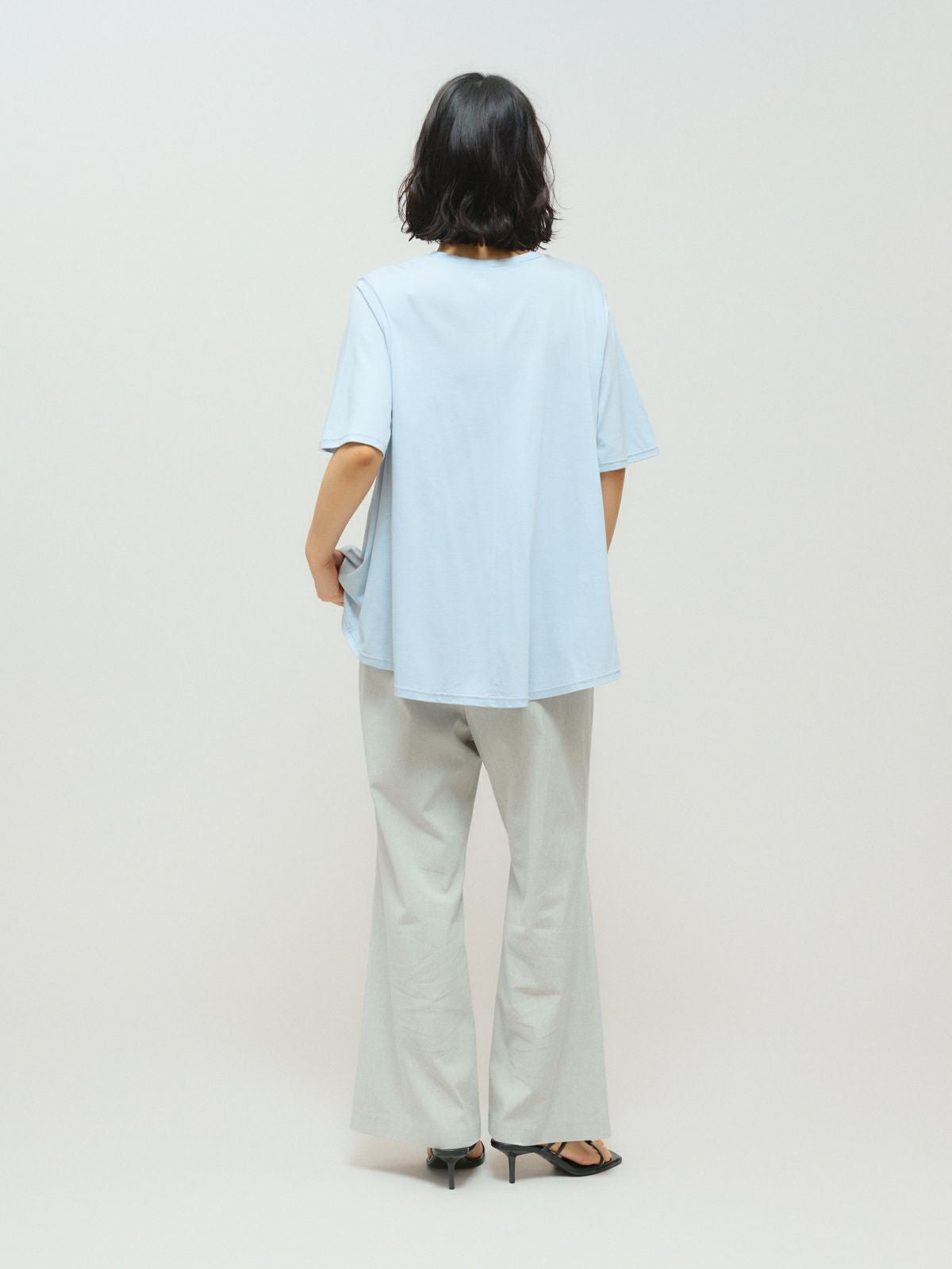 MIDIUMISOLID for Ladies センタープレスフレアパンツ｜ MARcourt