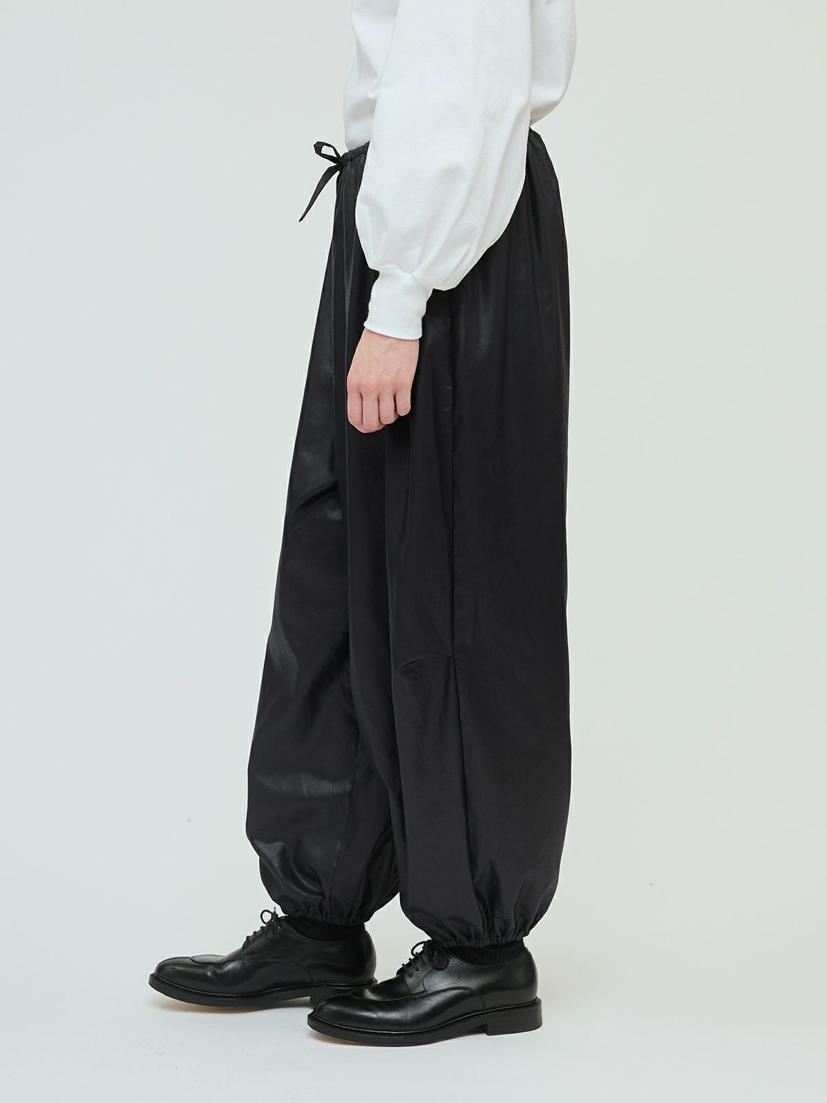 mizuiro ind グロッシードローストリングヘムイージーパンツ