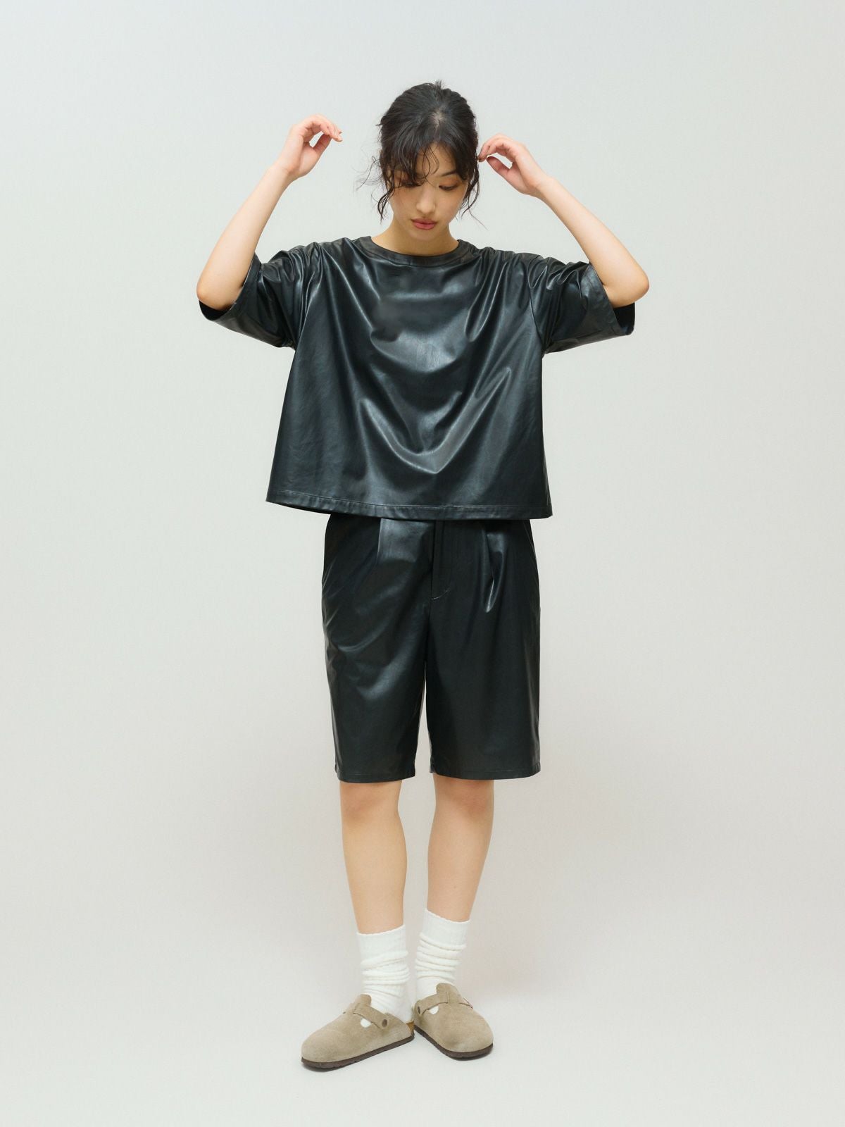 MIDIUMISOLID for Ladies シンセティックレザーショートパンツ[A