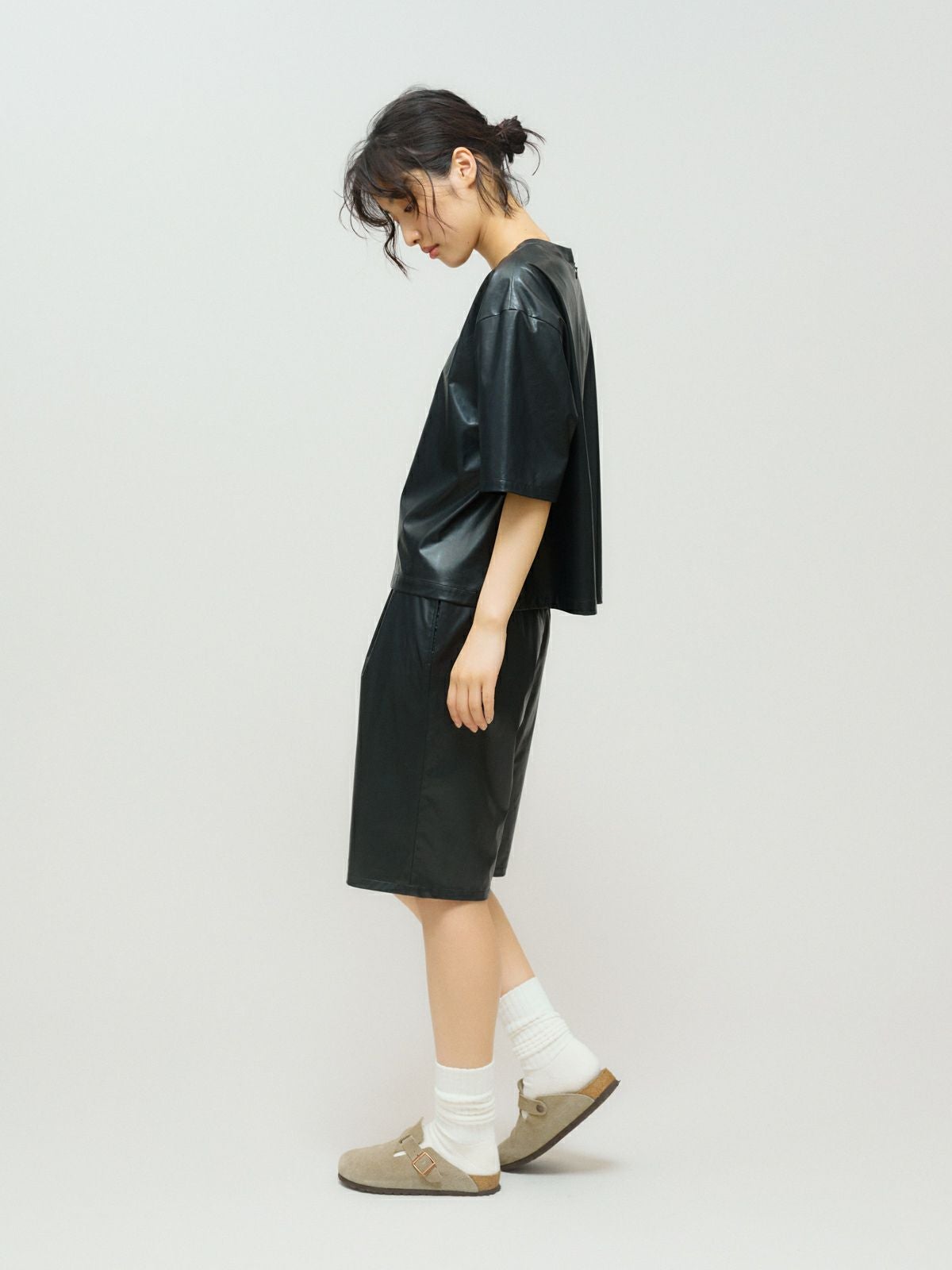 MIDIUMISOLID for Ladies シンセティックレザーショートパンツ[A