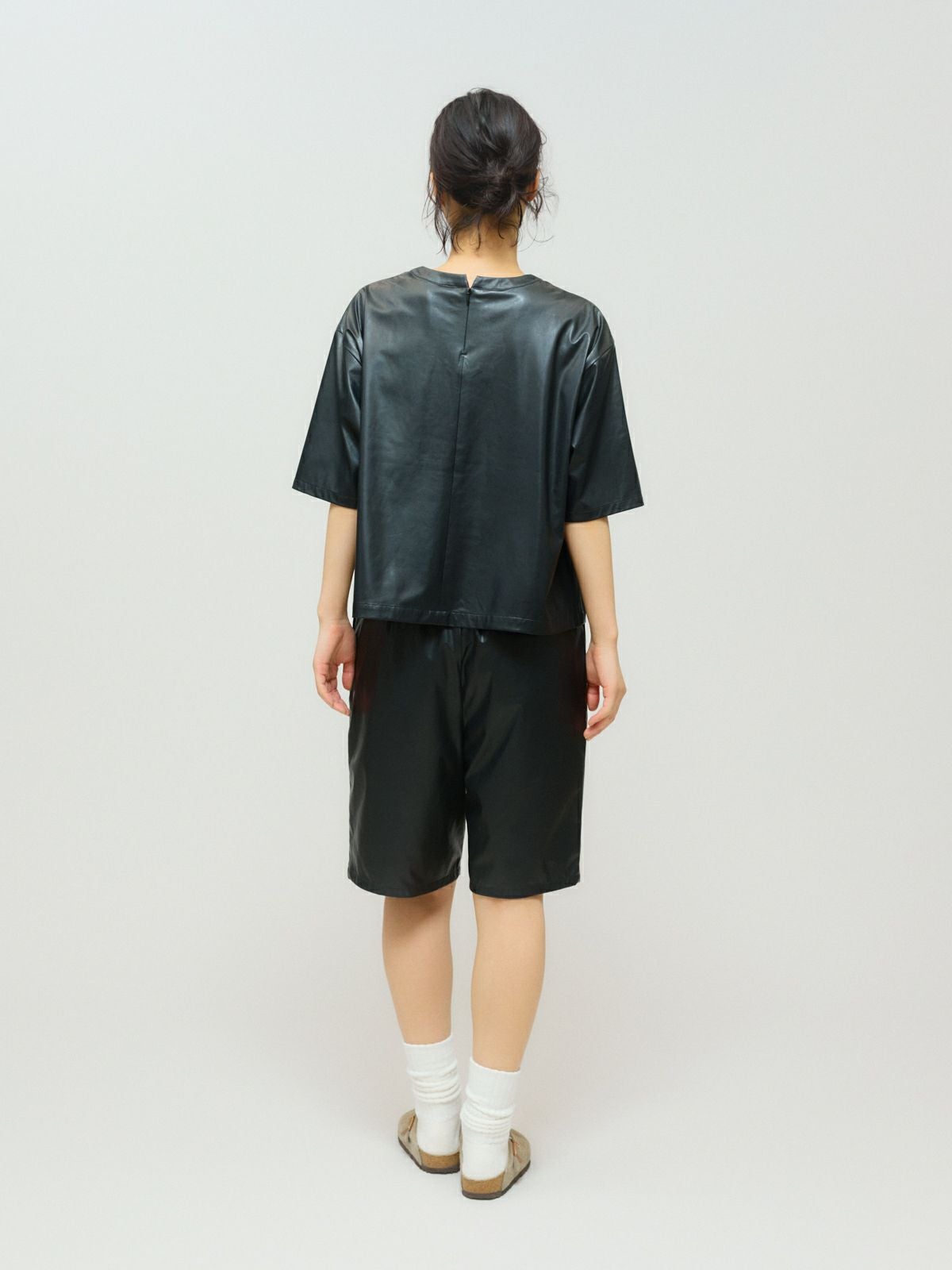 MIDIUMISOLID for Ladies シンセティックレザーショートパンツ[A