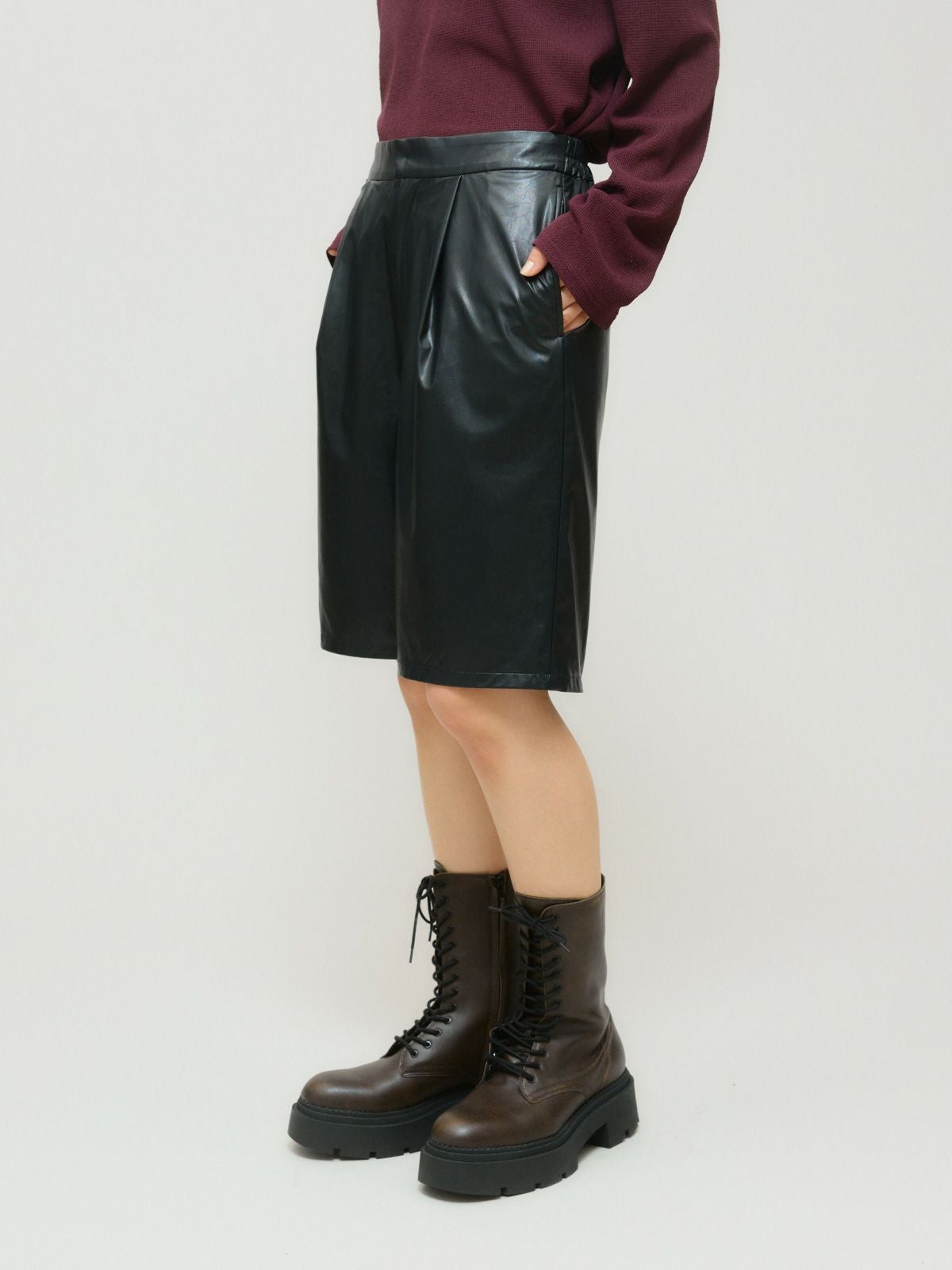 MIDIUMISOLID for Ladies シンセティックレザーショートパンツ[A