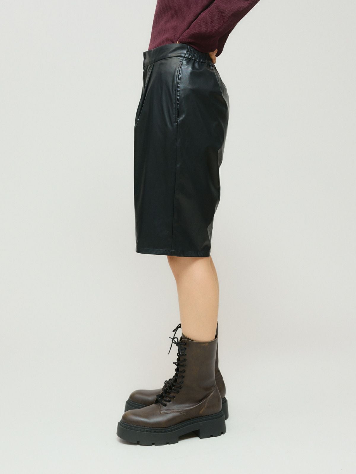 MIDIUMISOLID for Ladies シンセティックレザーショートパンツ[A