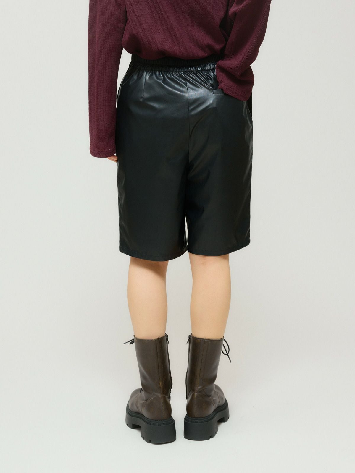 MIDIUMISOLID for Ladies シンセティックレザーショートパンツ[A
