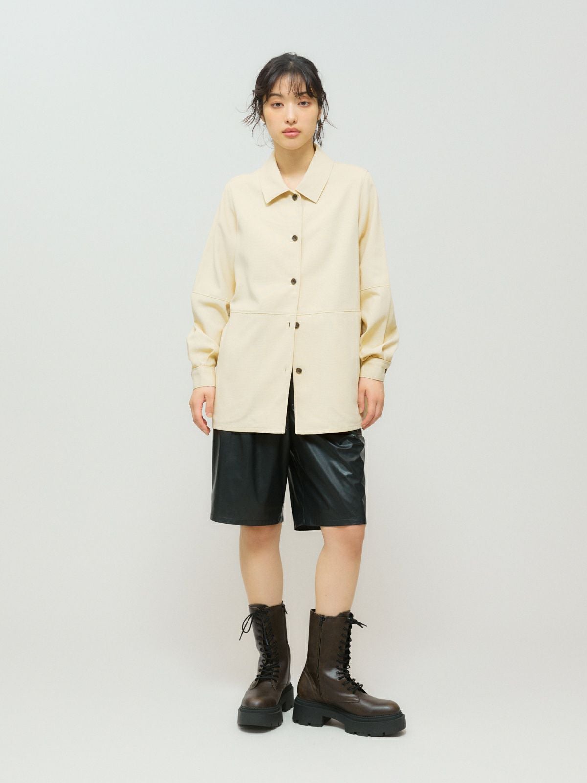 MIDIUMISOLID for Ladies シンセティックレザーショートパンツ[A