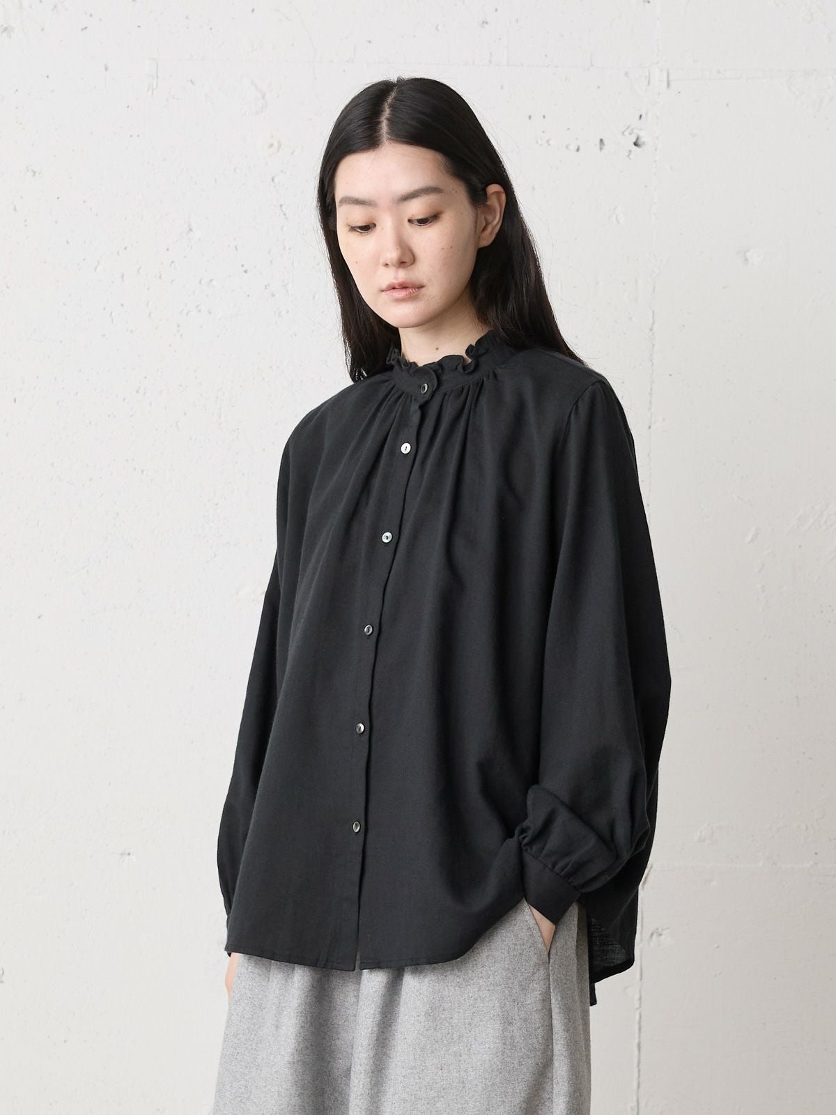 3/9(月)正午販売終了】MidiUmi フリルカラーギャザーネックシャツ