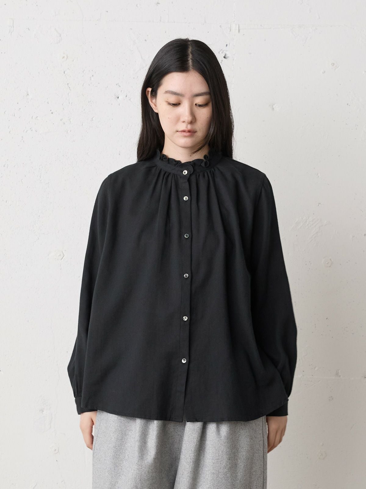 3/9(月)正午販売終了】MidiUmi フリルカラーギャザーネックシャツ