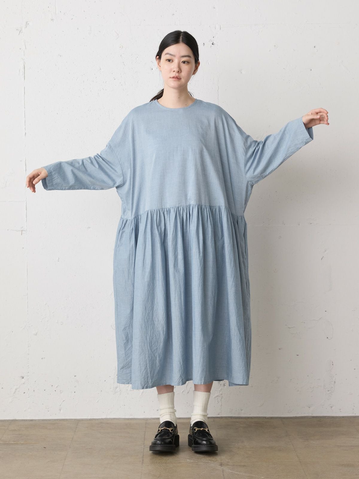 MidiUmi シャンブレーギャザーワンピース｜ MARcourt ONLINE STORE
