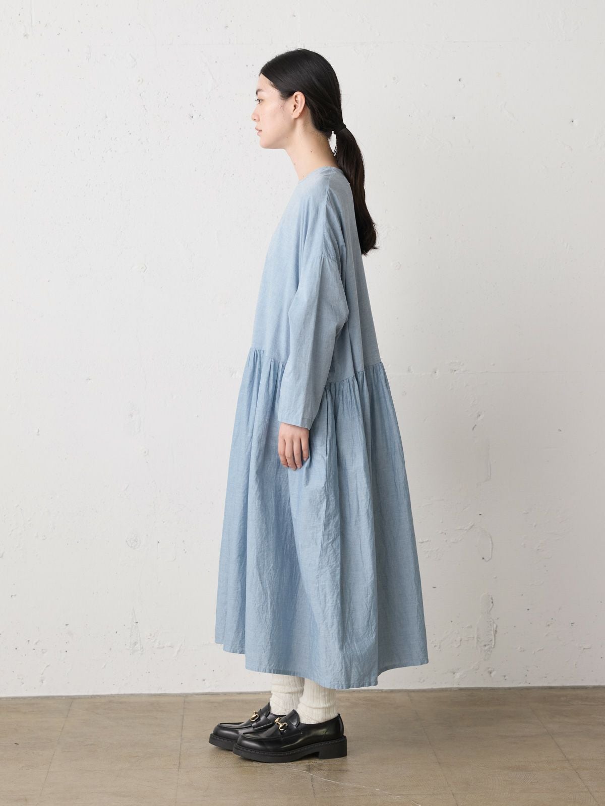 MidiUmi シャンブレーギャザーワンピース｜ MARcourt ONLINE STORE