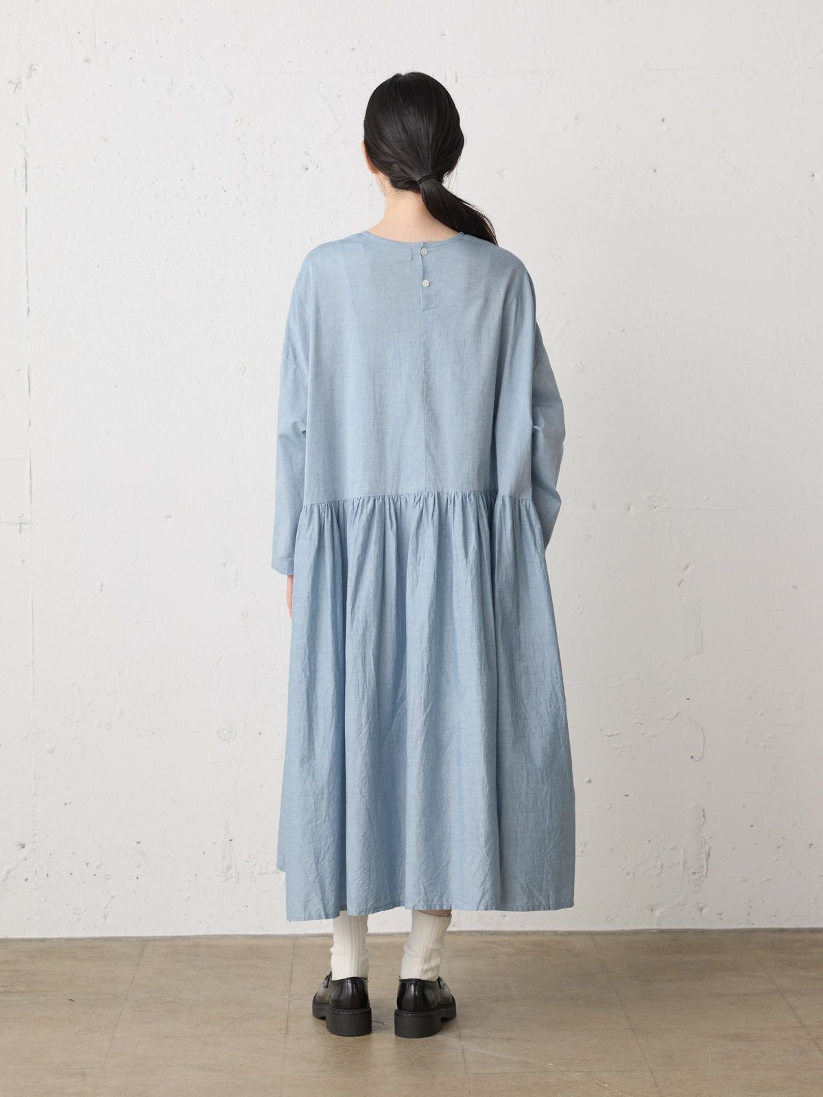 MidiUmi シャンブレーギャザーワンピース| MARcourt ONLINE STORE MidiUmi シャンブレーギャザーワンピース| MARcourt ONLINE STORE