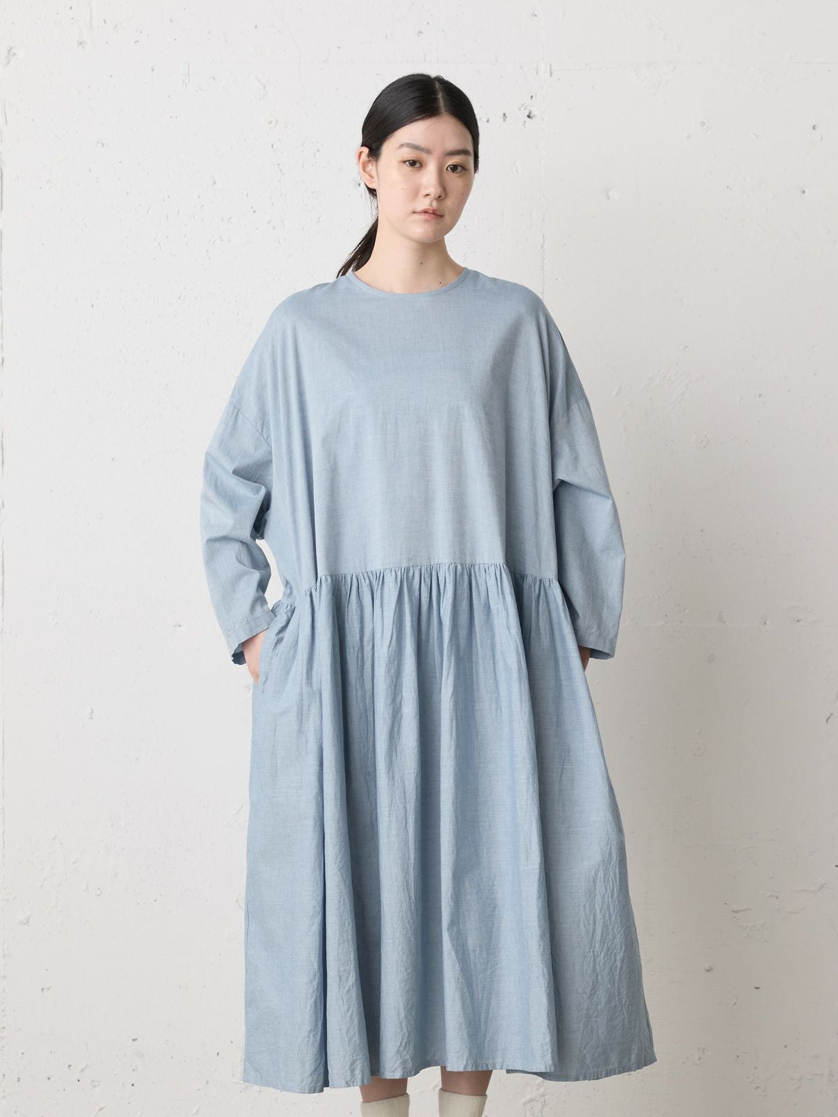 MidiUmi シャンブレーギャザーワンピース｜ MARcourt ONLINE STORE