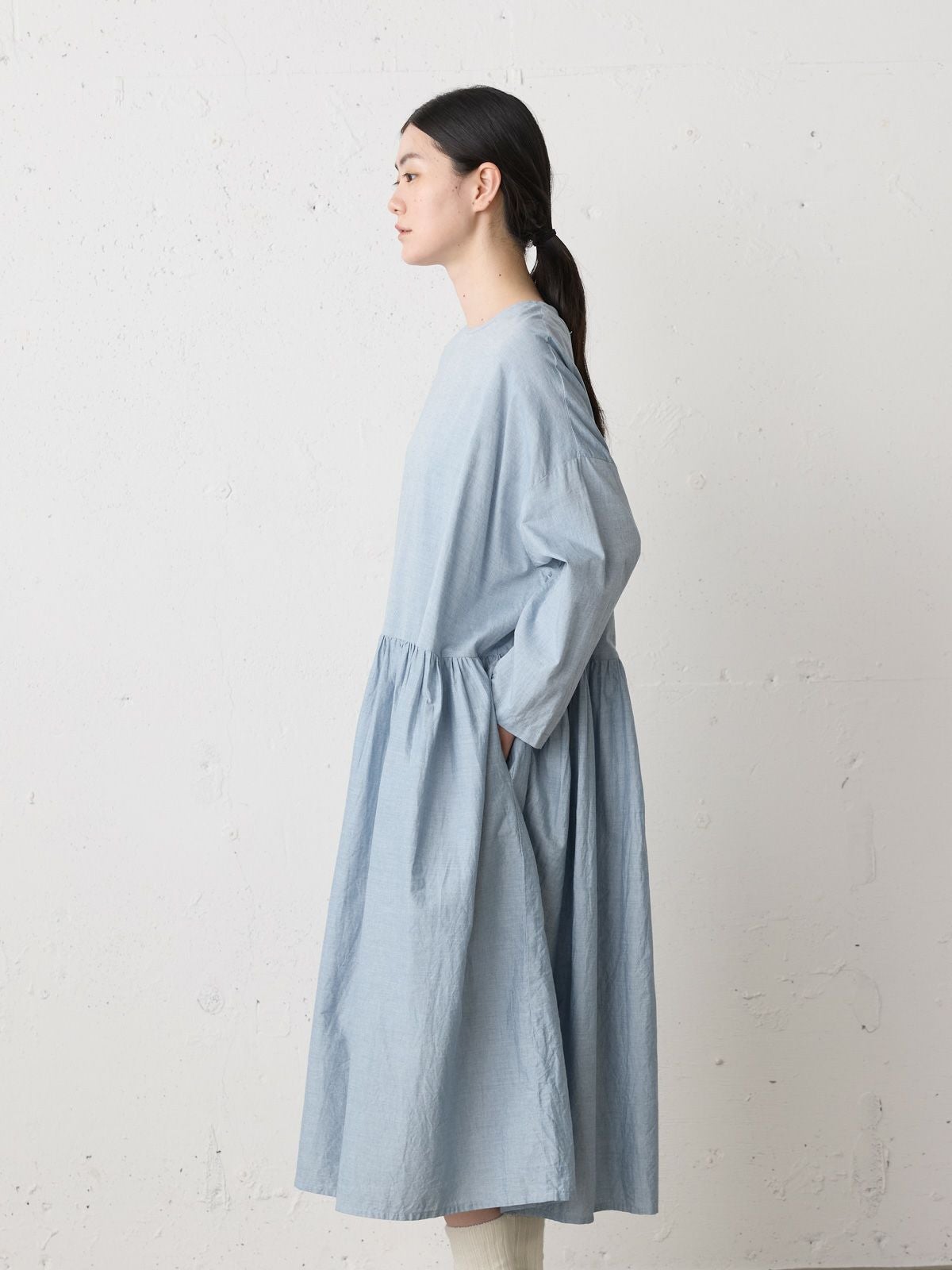 45R ハケ目シャンブレーワンピース ギャザー　パフスリーブ ゆったりコットン MidiUmi シャンブレーギャザーワンピース｜ MARcourt ONLINE STORE