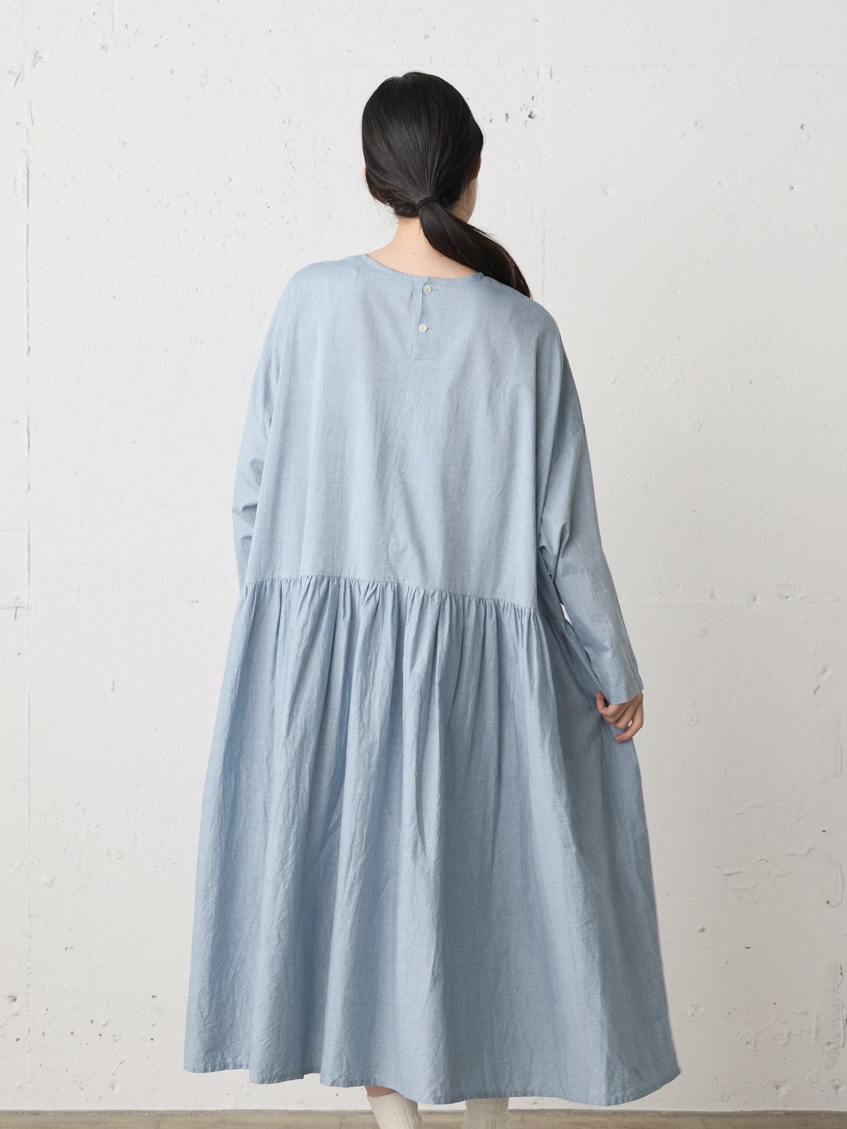 MidiUmi シャンブレーギャザーワンピース｜ MARcourt ONLINE STORE