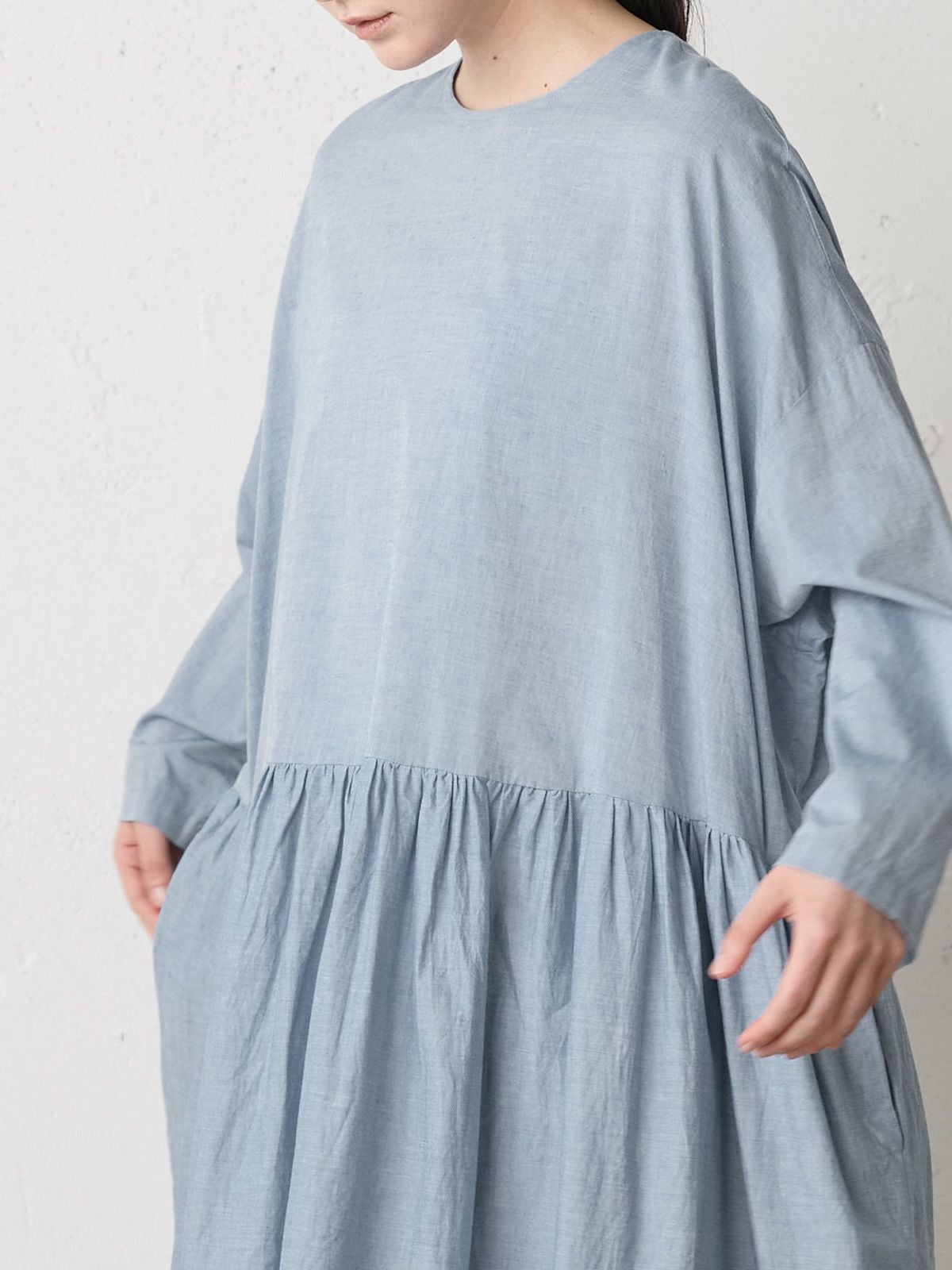 MidiUmi シャンブレーギャザーワンピース｜ MARcourt ONLINE STORE