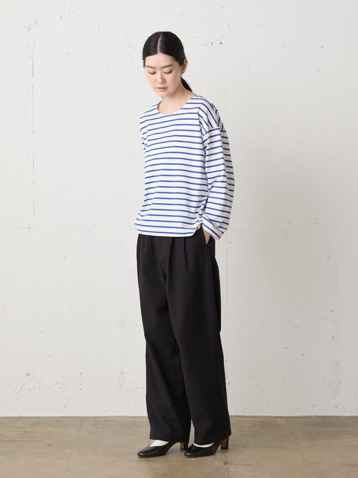 MidiUmi バックサテンツータックパンツ｜ MARcourt ONLINE STORE