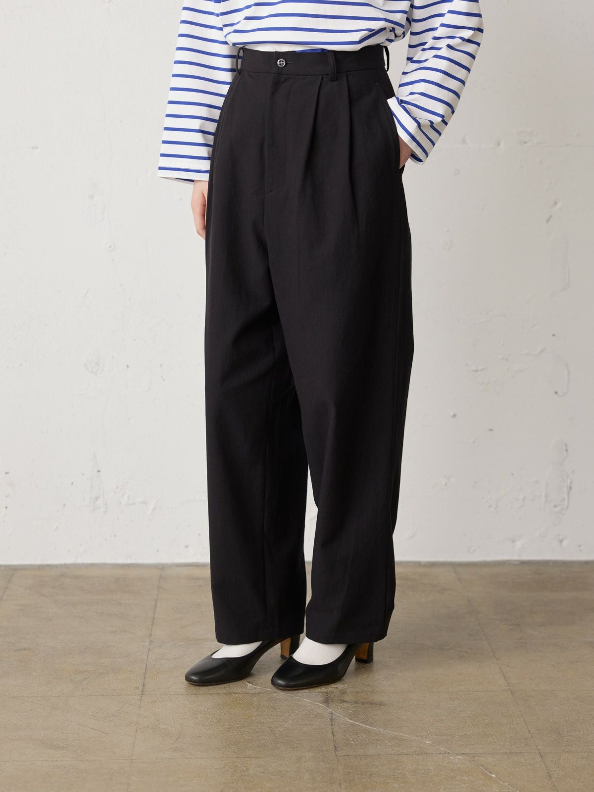 MidiUmi バックサテンツータックパンツ｜ MARcourt ONLINE STORE