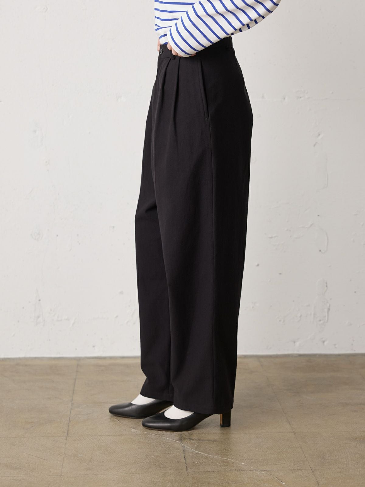 MidiUmi バックサテンツータックパンツ｜ MARcourt ONLINE STORE