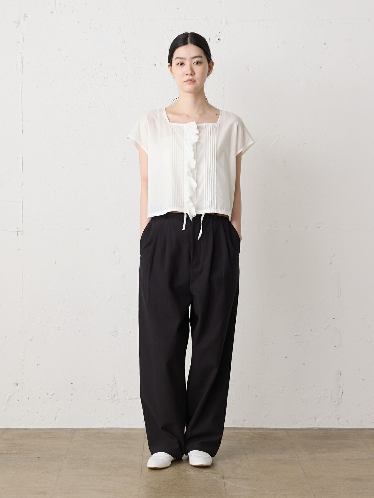 MidiUmi バックサテンツータックパンツ｜ MARcourt ONLINE STORE