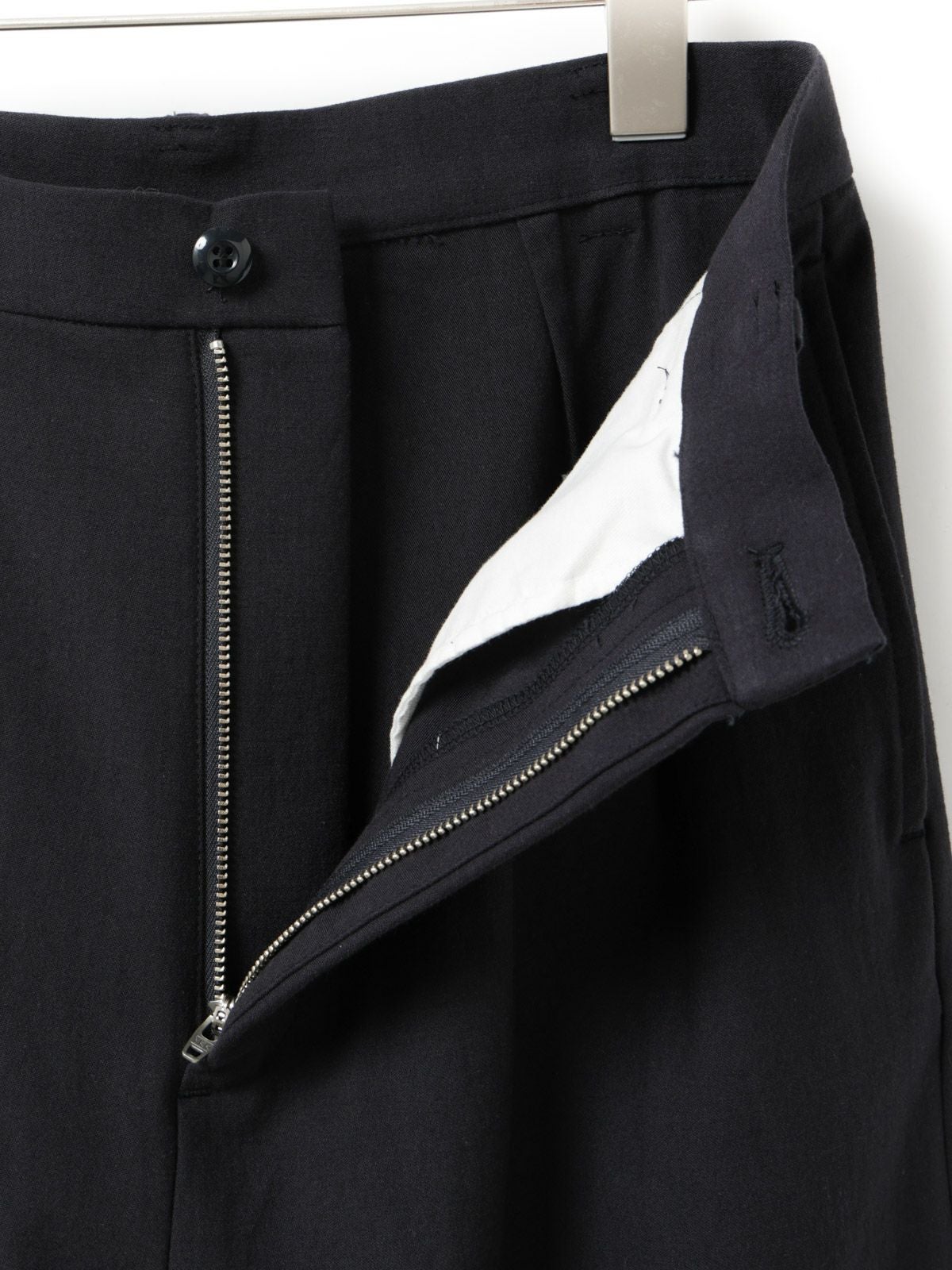 MidiUmi バックサテンツータックパンツ｜ MARcourt ONLINE STORE
