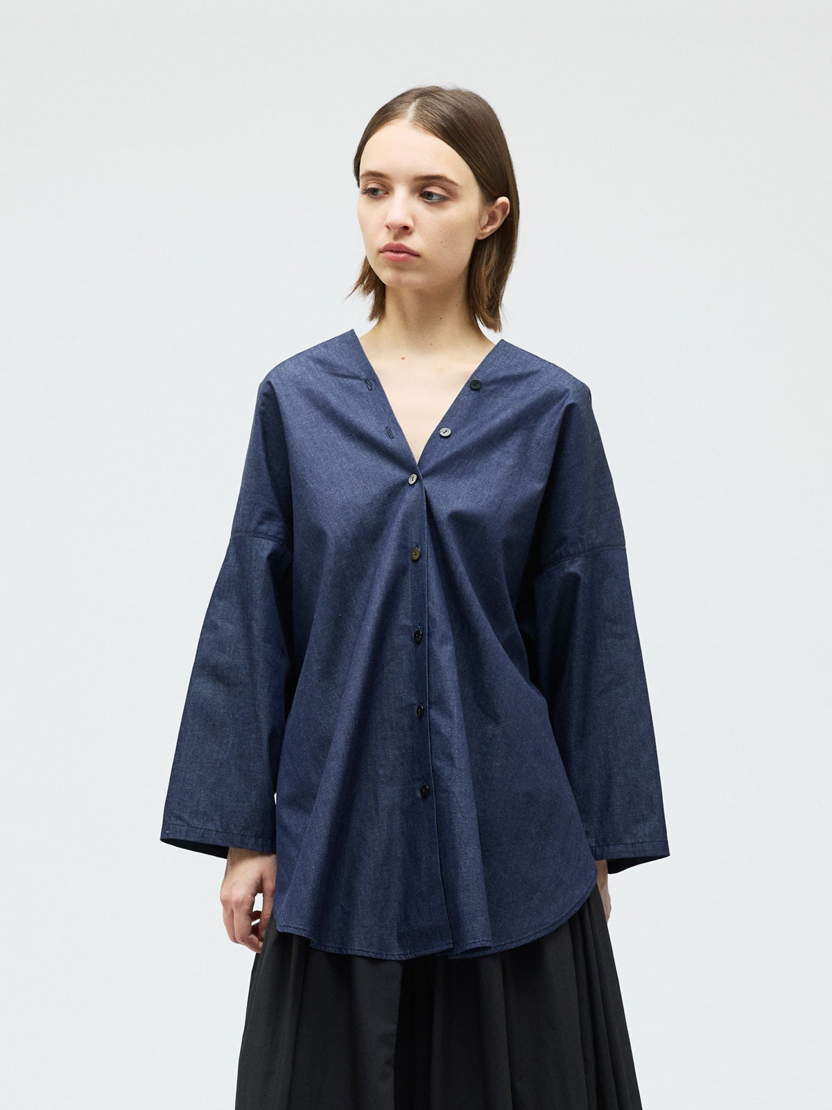 mizuiro ind Vネックデニムシャツ｜ MARcourt ONLINE STORE