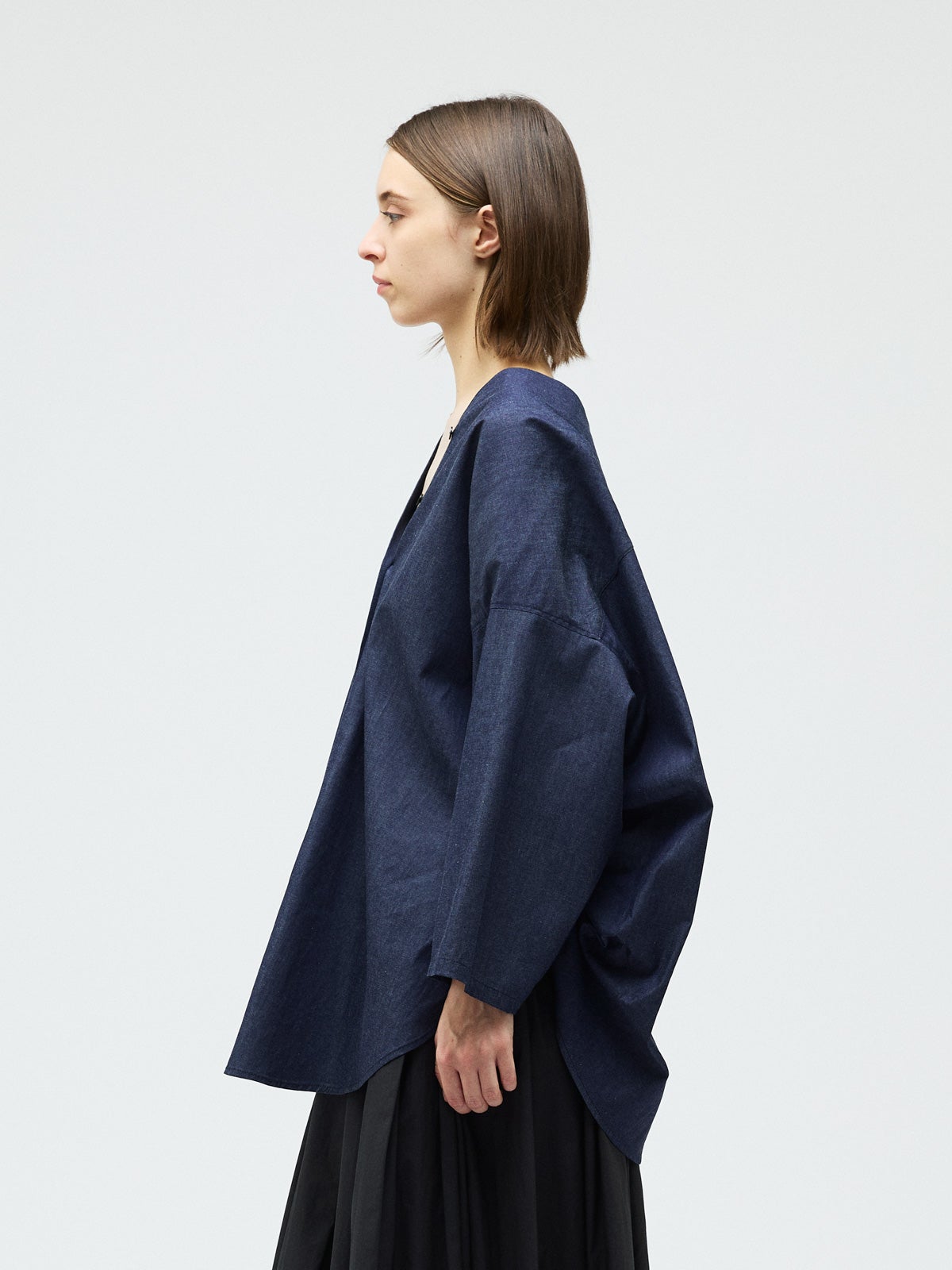 mizuiro ind Vネックデニムシャツ｜ MARcourt ONLINE STORE