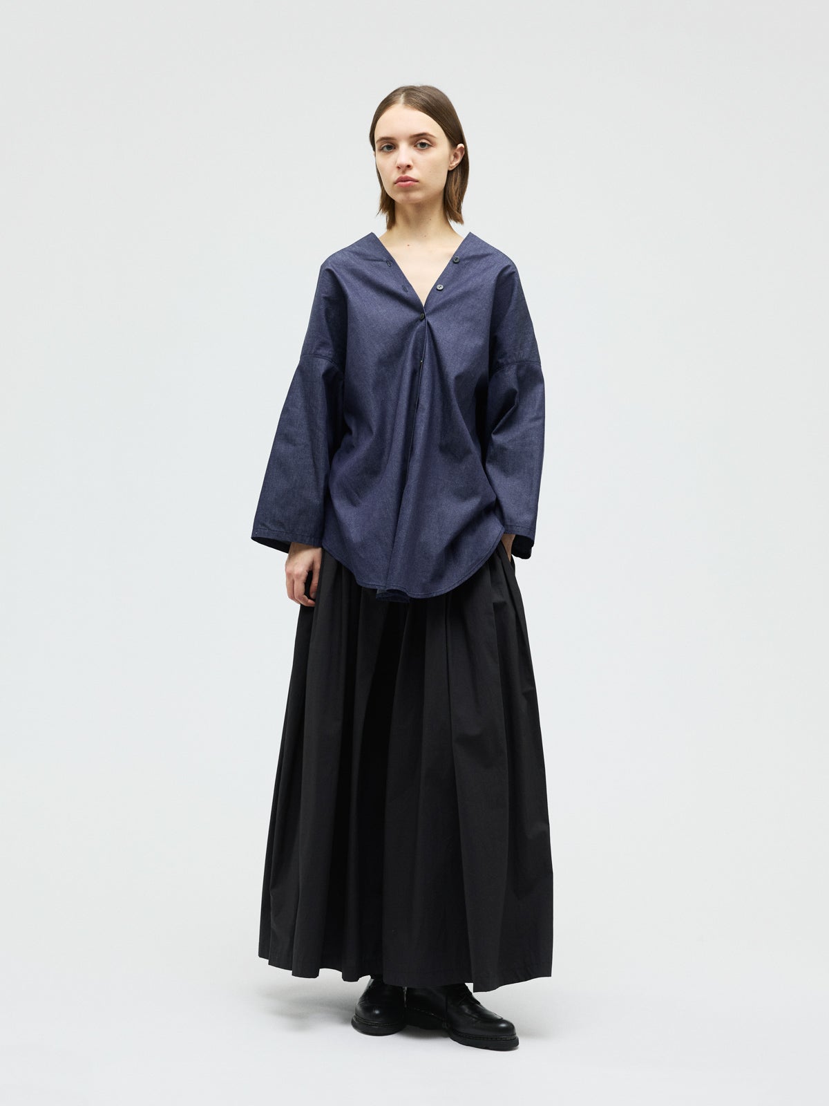 mizuiro ind Vネックデニムシャツ｜ MARcourt ONLINE STORE