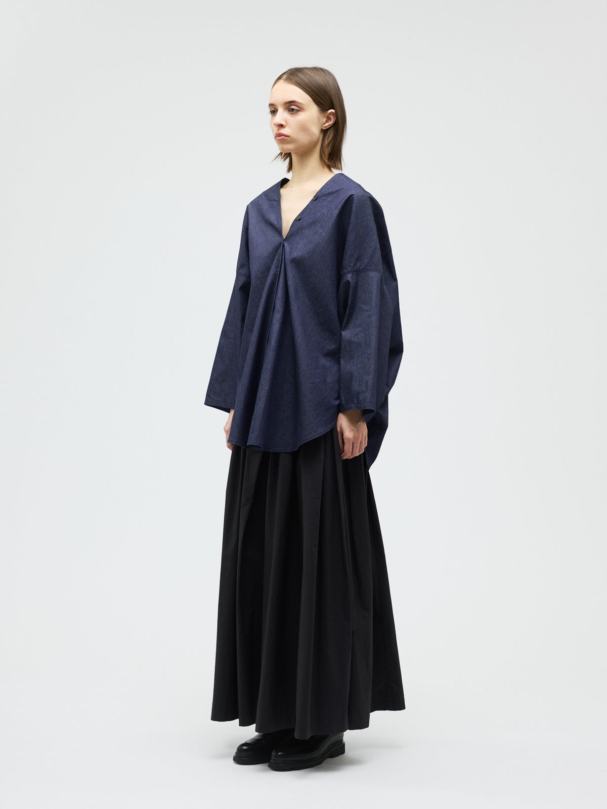 mizuiro ind Vネックデニムシャツ｜ MARcourt ONLINE STORE