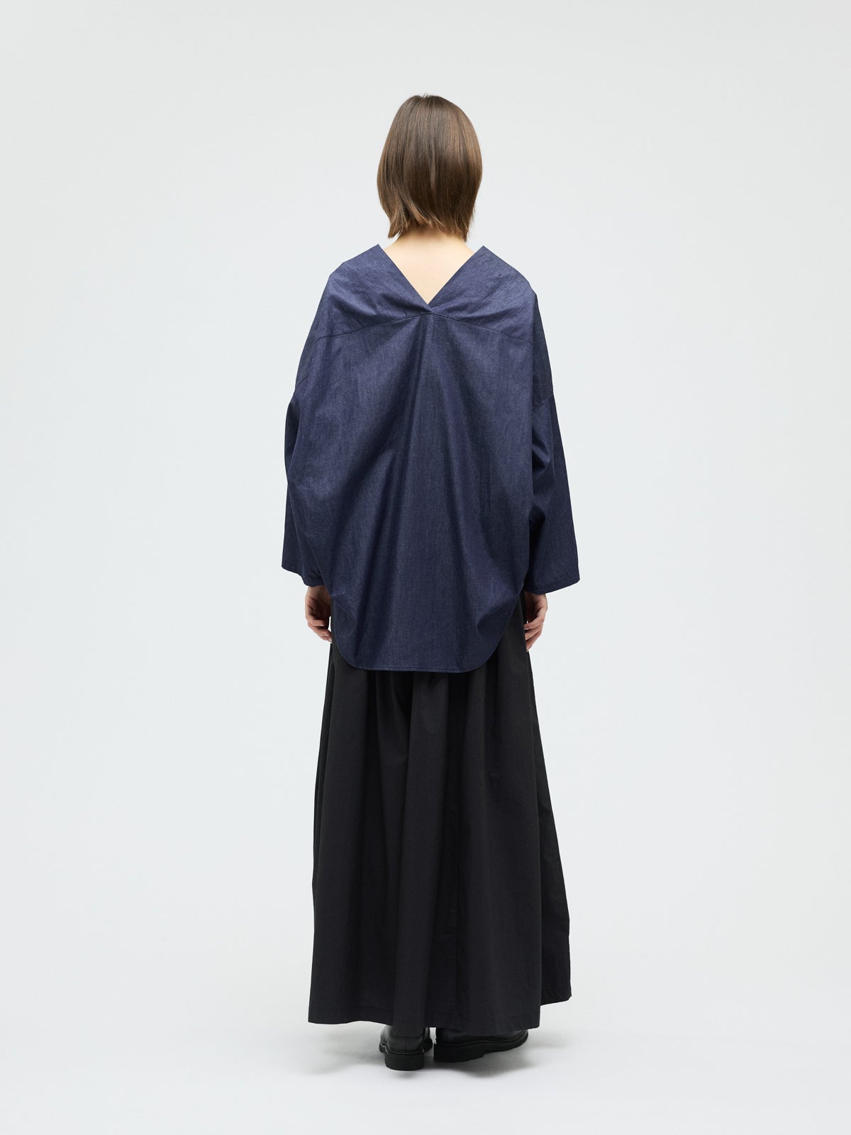 mizuiro ind Vネックデニムシャツ｜ MARcourt ONLINE STORE