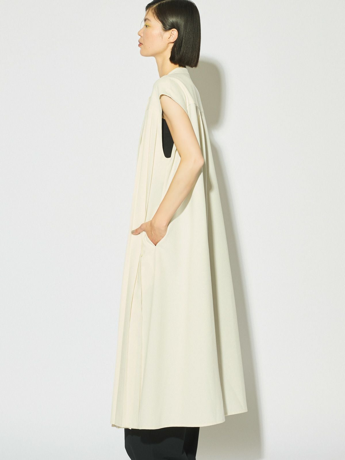 メ*5様 【中古美品】JACADI Paris ノースリーブワンピ 白 88cm MIDIUMISOLID for Ladies アシンメトリープリーツノースリーブ