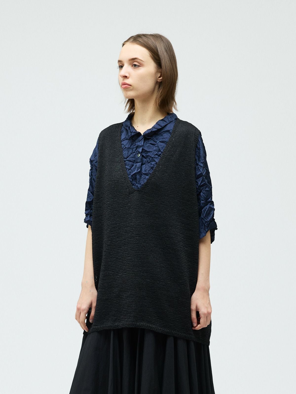 wide V neck vest detail