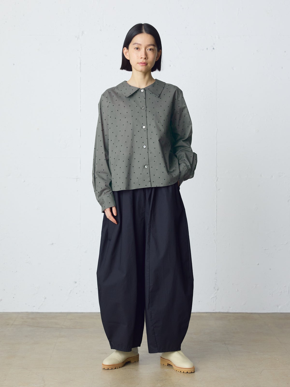 【美品】マチャットドットスタンドカラーシャツグレーブラウスオーバーサイズ MidiUmi フラットカラードットシャツ｜ MARcourt ONLINE STORE