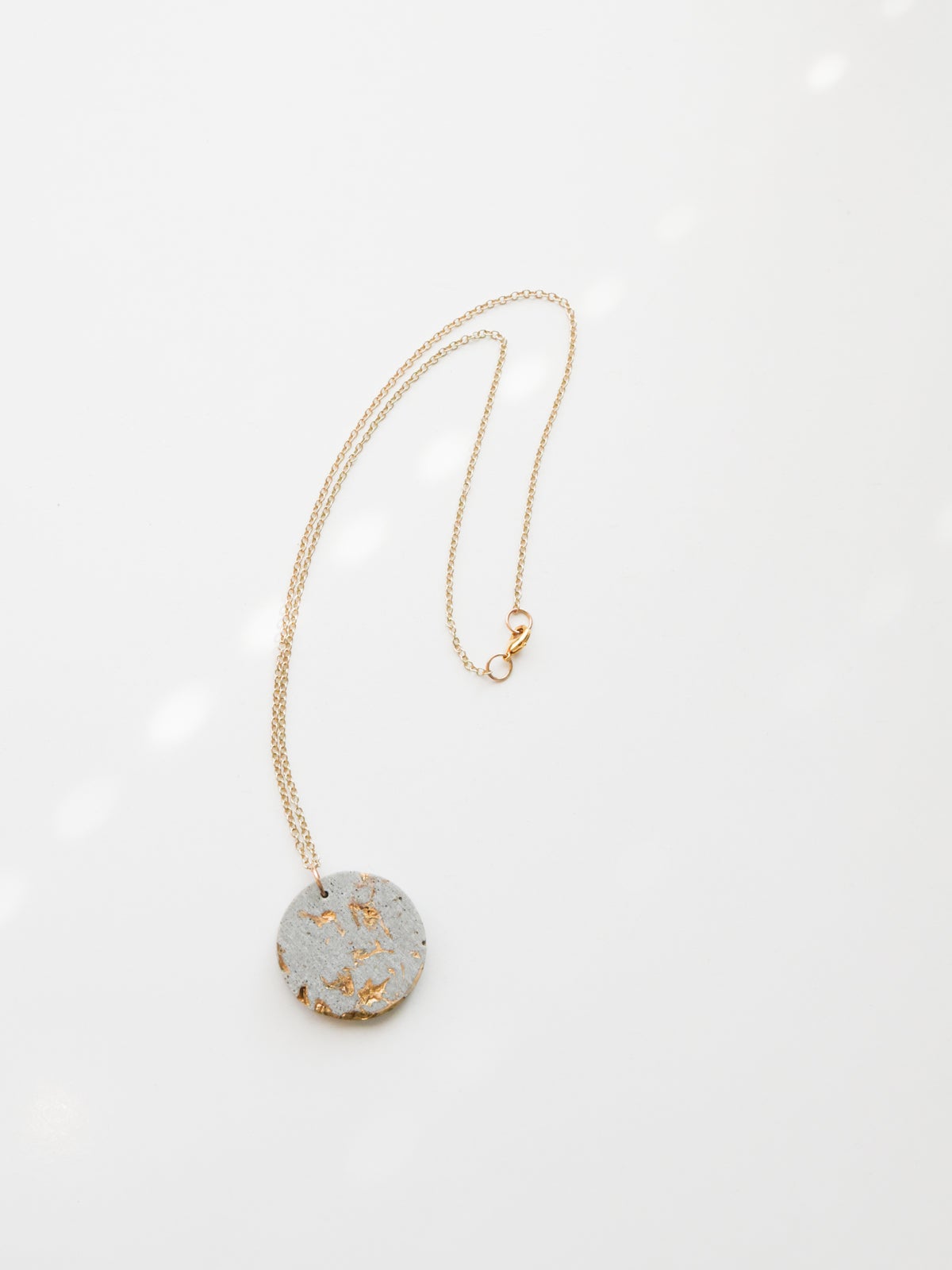 dconstruct ボタンネックレス