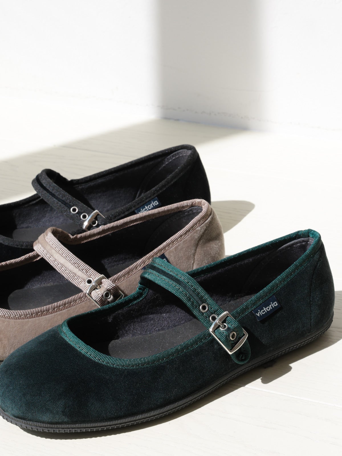 【未使用品】 victoria フラットシューズ　ストラップシューズ　ベロア VICTORIA(ビクトリア) ベロアストラップフラットシューズ 104913-GRIS