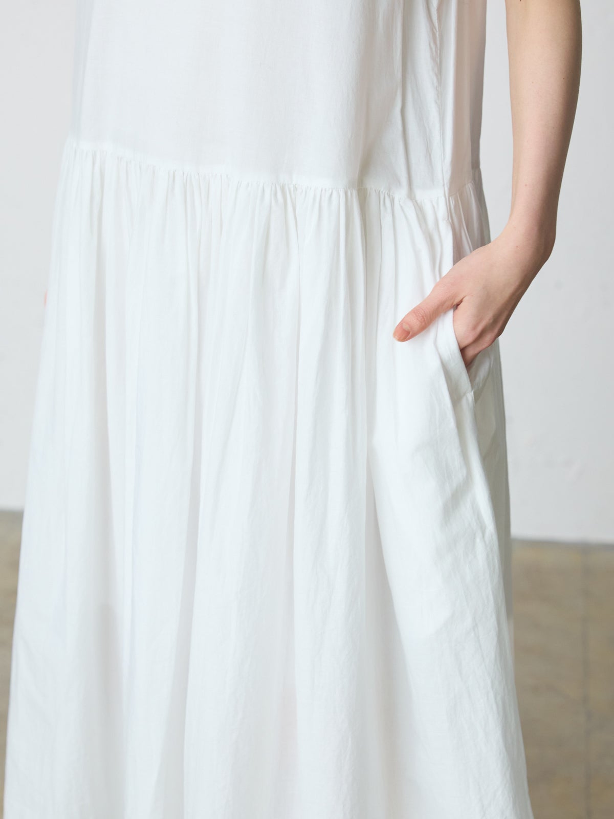MidiUmi ギャザーノースリーブワンピース｜ MARcourt ONLINE STORE
