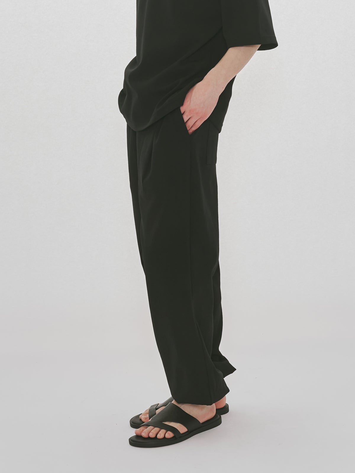 MIDIUMISOLID エッセンシャルテーパードパンツ｜ MARcourt ONLINE