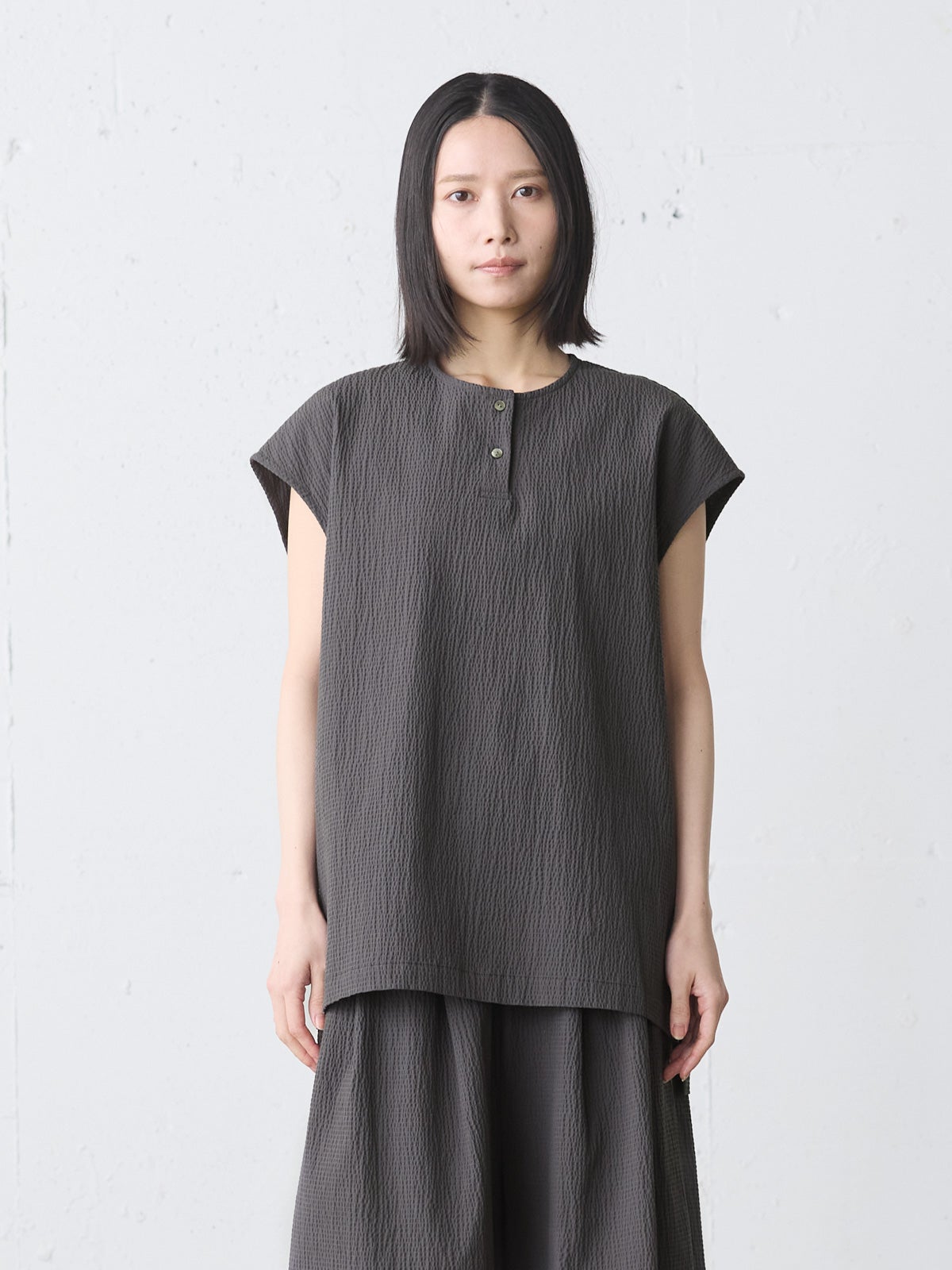 45Rリップストップナイロンキルトベスト ノーカラー カーキグレー 刺繍入3 MidiUmi リップルベスト｜ MARcourt ONLINE STORE - マーコート