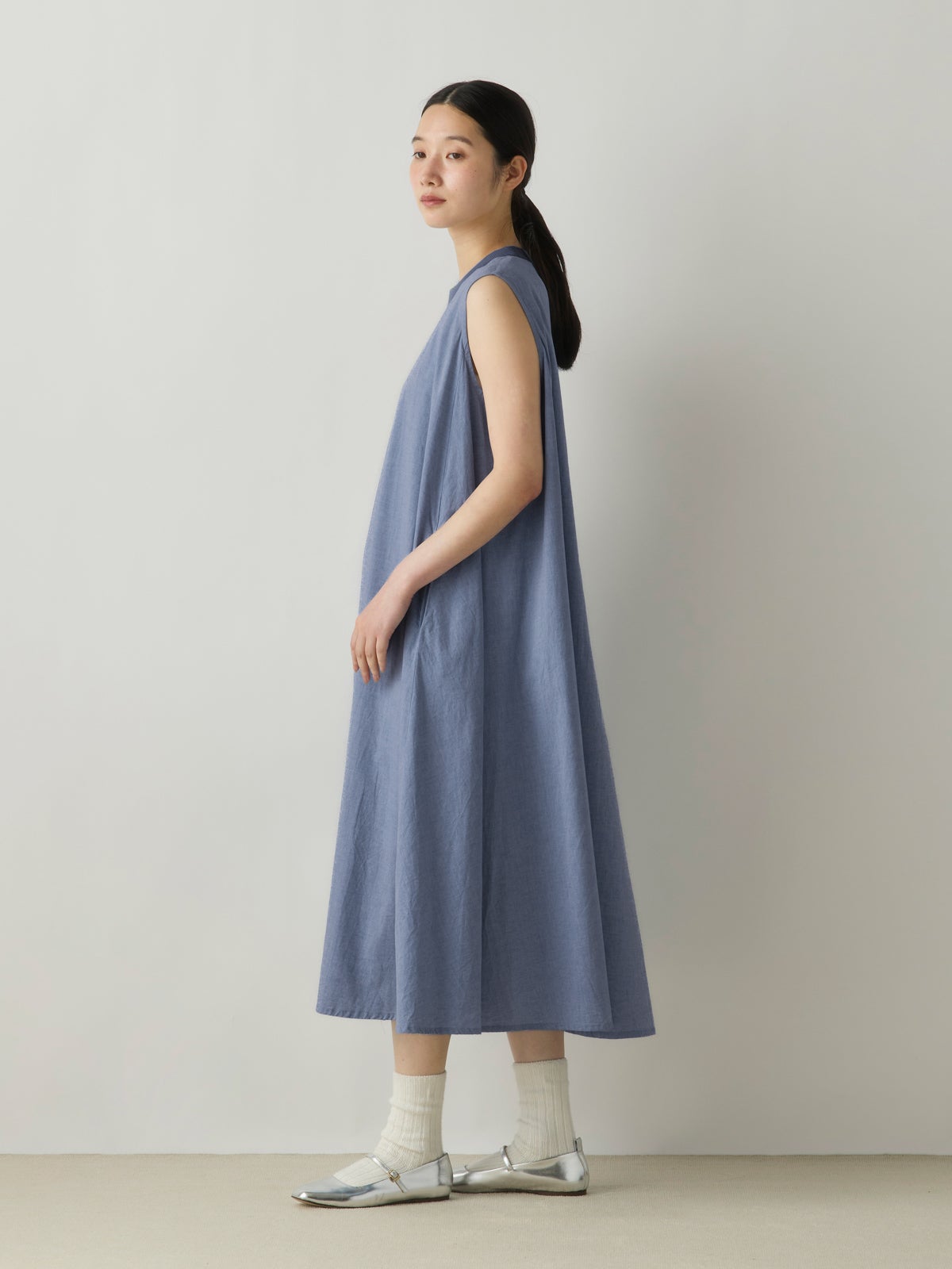 MidiUmi シャンブレーノースリーブプレンティワンピース｜ MARcourt