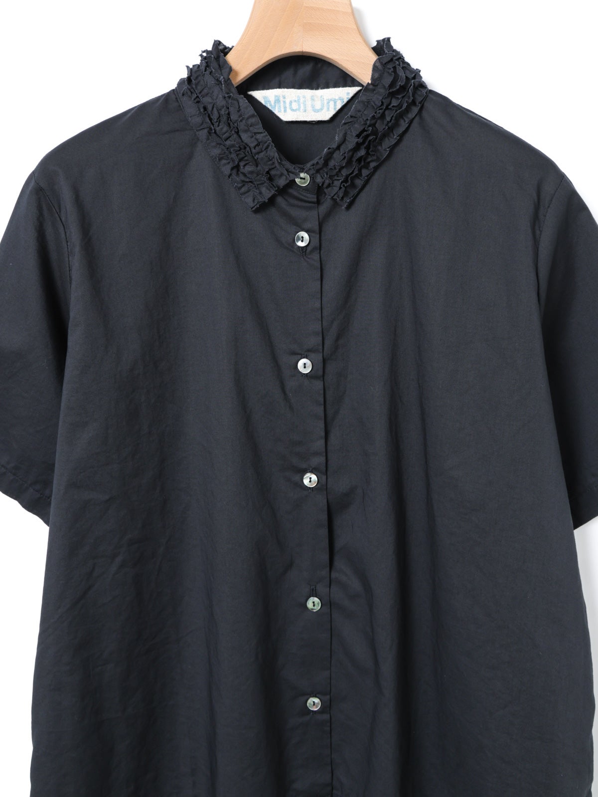 MERGE　フリルデザイン黒　33000円 MidiUmi フリルカラーシャツ｜ MARcourt ONLINE STORE - マーコート